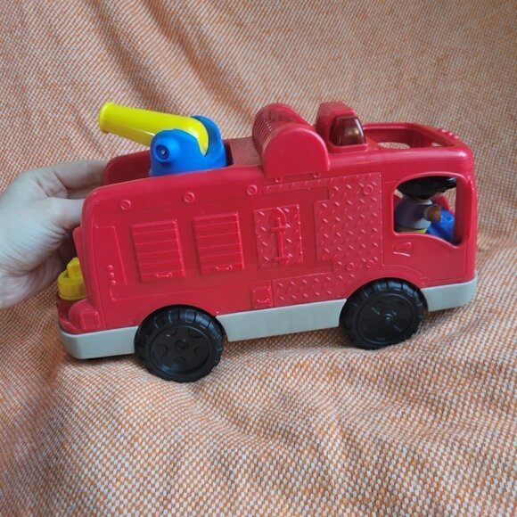 Fisher-Price Little People Fire Truck Toy with Lights And Sounds 1 Firefighter - Picture 4 of 7